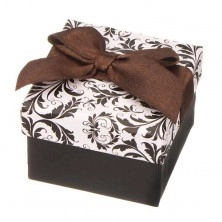 Cutiuță de cadou în alb și negru cu bijuterii cu ornamente și fundiță maro