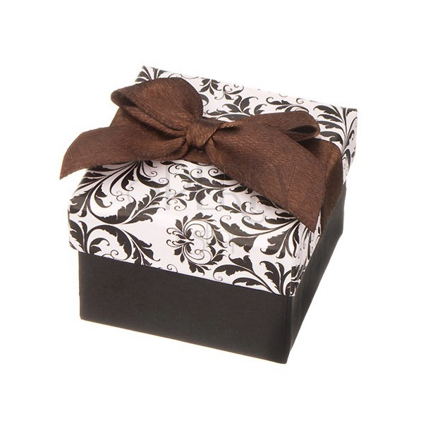 Cutiuță de cadou în alb și negru cu bijuterii cu ornamente și fundiță maro