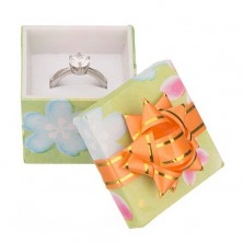Cutiuță de cadou - cub cu model multicolor și fundiță