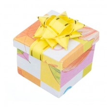 Cutiuță de cadou - cub cu model multicolor și fundiță