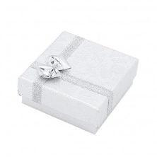 Cutiuță de cadou argintie pentru inel cu model floral și fundiță