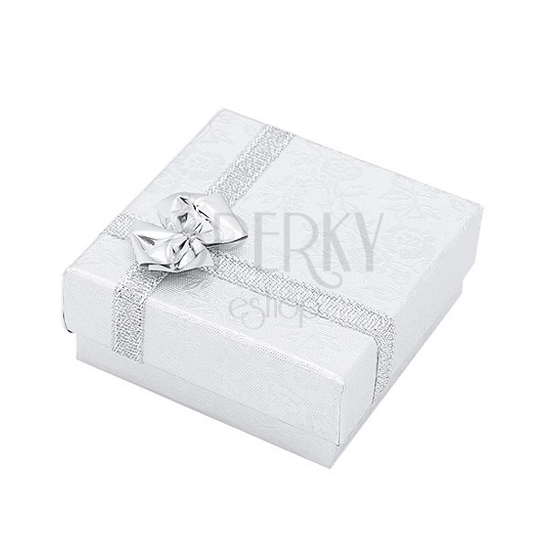 Cutiuță de cadou argintie pentru inel cu model floral și fundiță