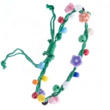 Brățară verde împletită realizată din șnururi și flori colorate