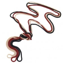 Colier compus din lanţuri de culoare roşie, aurie şi neagră