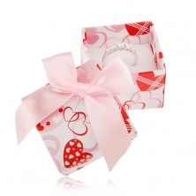 Cutiuță albă de cadou pentru inel, culoare roz cu roșu, inimi, panglică roz deschis