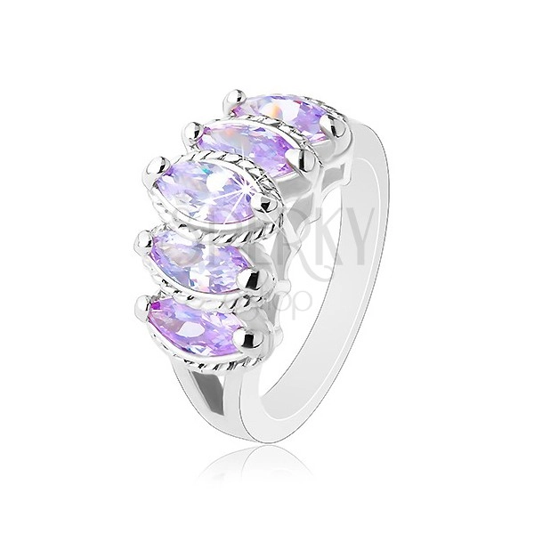 Inel de culoare argintie, formă de bob proeminentă de culoare violet, crestături