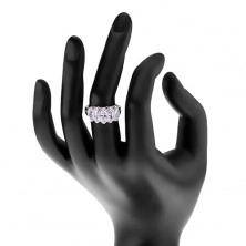 Inel de culoare argintie, formă de bob proeminentă de culoare violet, crestături