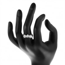 Inel de culoare argintie, zirconii transparente în formă de bob, braţe lucioase