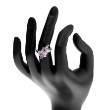 Inel de culoare argintie, forme de bob violet, linii transparente răsucite