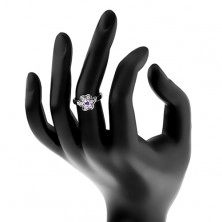 Inel de culoare argintie, floare transparentă strălucitoare cu centru violet deschis
