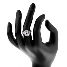 Inel de culoare argintie, floare mare, transparentă cu zirconiu violet în centru