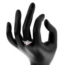Inel de culoare argintie cu braţe cu crestături, zirconiu oval roz, zirconii transparente