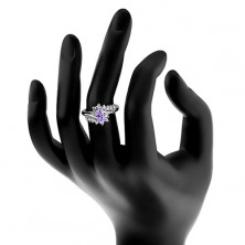 Inel de culoare argintie, zirconiu în formă de bob violet deschis, linii din zirconii transparente
