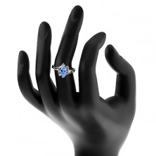 Inel de culoare argintie cu brațe curbate, zirconiu albastru în formă de bob