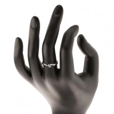 Inel din aur alb de 14K - diamant transparent între capetele curbate ale braţelor