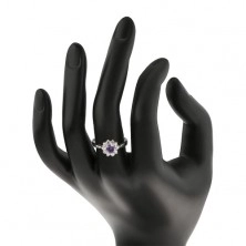 Inel de culoare argintie, braţe înguste, floare din zirconii violet şi transparente