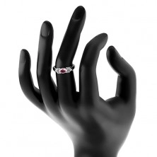 Inel lucios de culoare argintie, fundă din zirconii roz și transparente