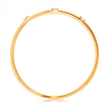 Inel realizat din aur galben de 14K - trei zirconii transparente, separate, striații delicate