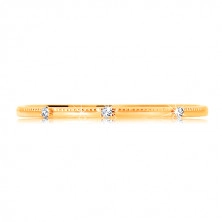 Inel realizat din aur galben de 14K - trei zirconii transparente, separate, striații delicate