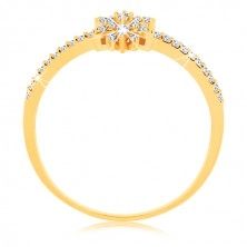 Inel din aur galben de 14K - floare strălucitoare formată din zirconii transparente, brațe lucioase