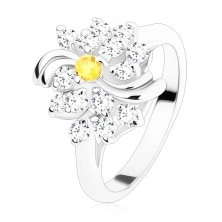 Inel de culoare argintie, floare transparentă cu centrul colorat, arcade lucioase