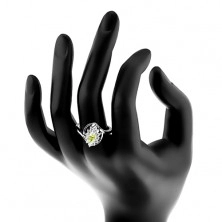Inel argintiu cu brațe lucioase, zirconiu șlefuit în formă de bobiță, margine transparentă