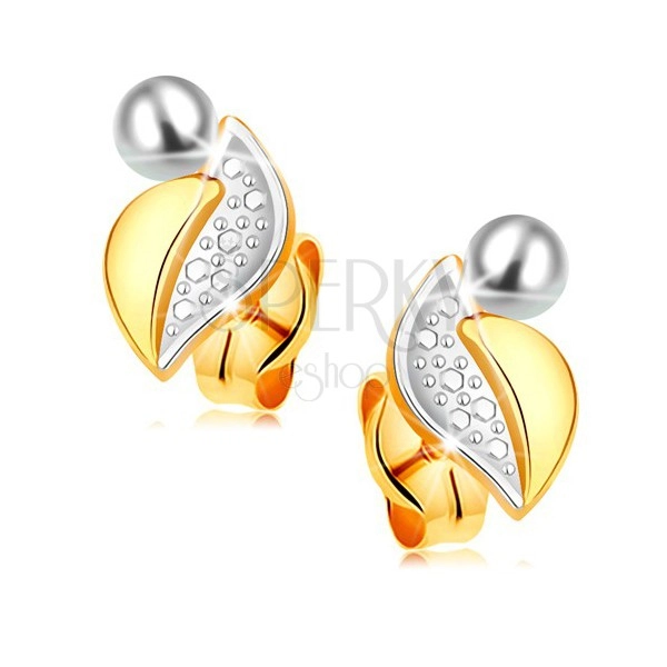 Cercei din aur 14K - frunză în două culori, o parte netedă şi una gravată, perlă albă