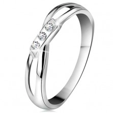 Inel din aur 14K - trei diamante rotunde transparente, brațe despicate, aur alb