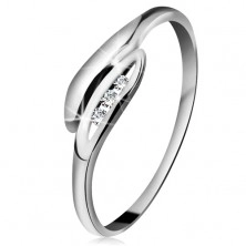 Inel din aur alb 14K - frunze ușor curbate, trei diamante transparente