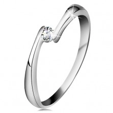 Inel din aur alb 14K - diamant transparent între capetele înguste ale brațelor