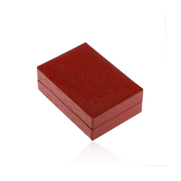 Cutiuță pentru cercei, din piele artificială de culoare roșu-închis, suprafață lucioasă canelată
