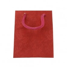 Punguță de hârtie pentru cadou, suprafață mată de culoare roșie, model cu trandafiri