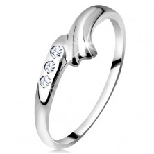 Inel realizat din aur alb de 14K - braţe îndoite cu crestături şi trei diamante transparente