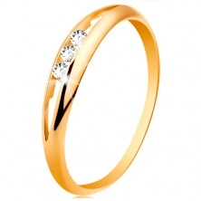 Inel realizat din aur galben de 14K - trei zirconii rotunde, într-un decupaj îngust, braţe lucioase