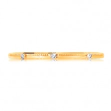 Inel realizat din aur galben de 9K - trei zirconii transparente, separate, striații delicate