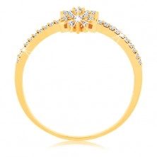 Inel din aur galben de 9K - floare strălucitoare formată din zirconii transparente, brațe lucioase