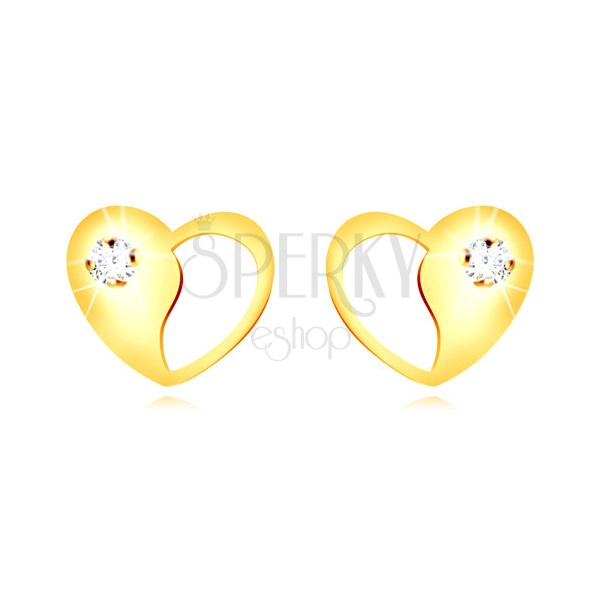 Cercei din aur 9K - o inimă cu decupaj decorativ și un zirconiu rotund transparent