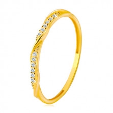 Inel din aur galben de 14K - linie de zirconii transparente încrucișață cu o linie lucioasă și netedă