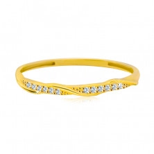 Inel din aur galben de 14K - linie de zirconii transparente încrucișață cu o linie lucioasă și netedă