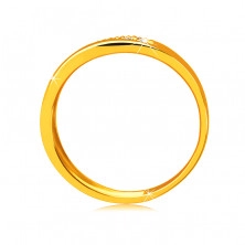Bandă din aur galben de 14 K - zirconii clare într-o crestătură triunghiulară, puncte minuscule