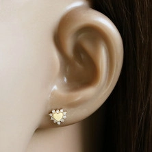 Cercei de aur de 14K – inimă mică, conturată cu petale de flori pavate cu zirconii transparente