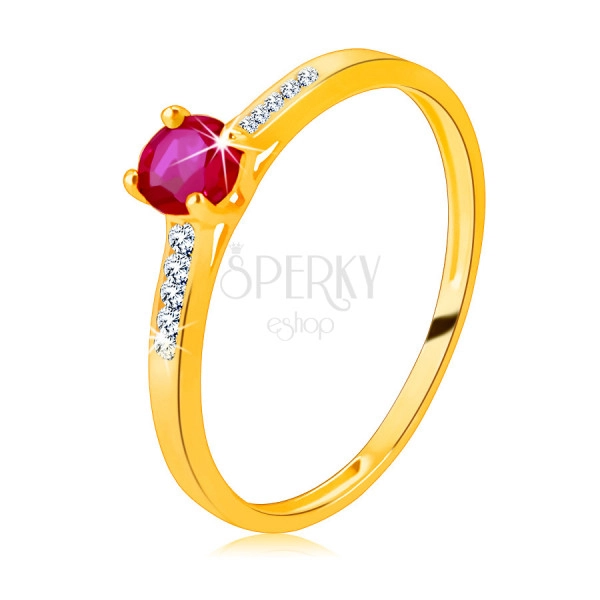 Inel din aur galben de 14K – rubin strălucitor rotund într-o montură, benzi de zirconiu