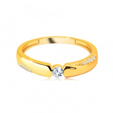 Inel din aur de 14K – zirconiu rotund, laterale cu crestătură împodobite cu zirconii 