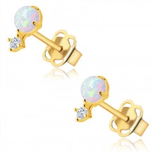 Cercei din aur de 14K – opal sintetic rotund, mic zirconiu sclipitor, știfturi