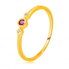 Inel din aur galben de 14K - rubin pe cadru, diamante strălucitoare clare, bile mici