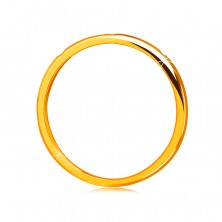 Inel strălucitor din aur galben 14K - trei diamante clare rotunde, suprafață netedă