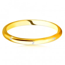 Inel strălucitor din aur galben 14K - trei diamante clare rotunde, suprafață netedă
