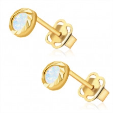 Cercei din aur 375 - opal sintetic alb, cu reflexe curcubeu, într-o montură rotundă