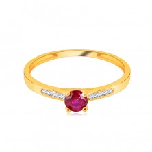 Inel din aur galben de 9K – rubin strălucitor rotund într-o montură, benzi de zirconiu