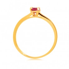Inel din aur galben de 9K – rubin strălucitor rotund într-o montură, benzi de zirconiu